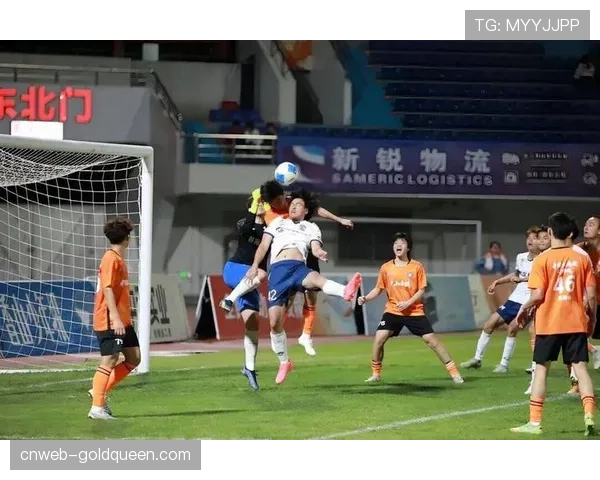 特写:南特老将攻入制胜点球后与看台子女庆祝 特写:南特老将攻入制胜点球后与看台子女庆祝